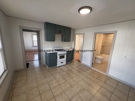 111 Johnson St in Pawtucket, RI - Building Photo