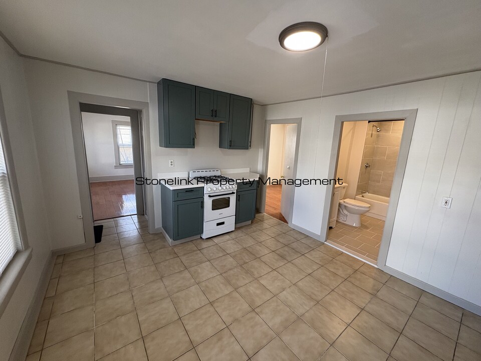 111 Johnson St in Pawtucket, RI - Building Photo