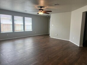 331 Carriage Way in Kyle, TX - Building Photo - Building Photo