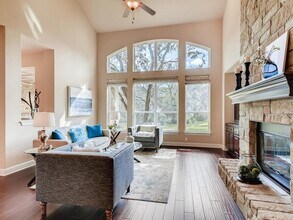 215 Reveille Rd in West Lake Hills, TX - Building Photo - Building Photo