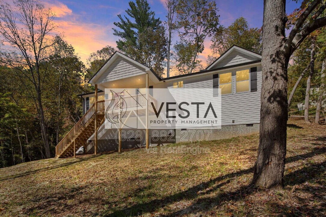 2506 Turnpike Rd in Horse Shoe, NC - Building Photo