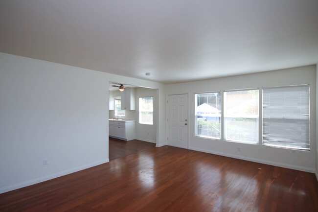 3148 Abella St, Unit 3150 in La Crescenta, CA - Foto de edificio - Building Photo