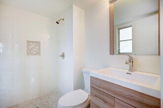 18081 SE Country Club Dr in Tequesta, FL - Foto de edificio - Building Photo