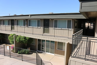 Coco Palms Apartments in El Centro, CA - Building Photo - Building Photo