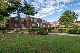 Laurelton Gardens in Rosedale, NY - Building Photo - Building Photo