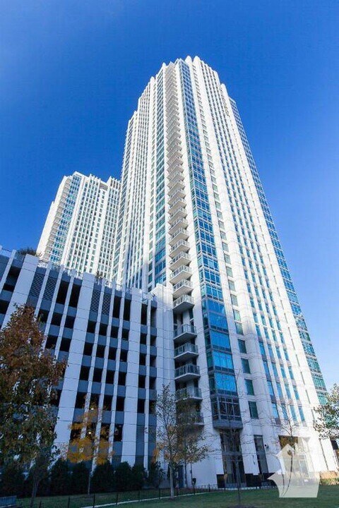 555 W Kinzie St in Chicago, IL - Building Photo