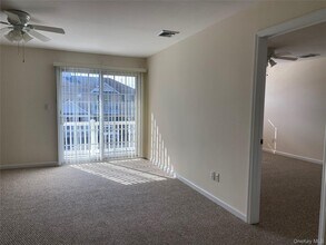 7 Dominick Ct in Lindenhurst, NY - Building Photo - Building Photo