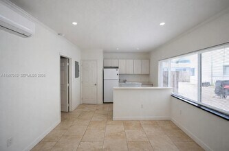 572 NE 67th St in Miami, FL - Building Photo - Building Photo