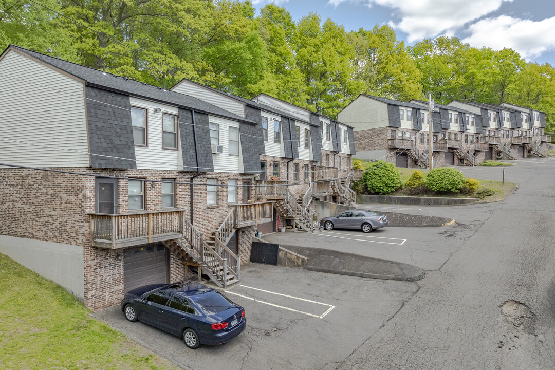 Ledgewood Estates in Waterbury, CT - Building Photo