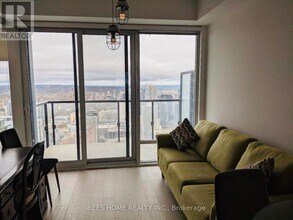 488 University Ave in Toronto, ON - Building Photo - Building Photo