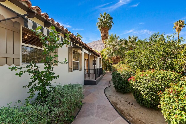 723 E Camino Parocela in Palm Springs, CA - Building Photo - Building Photo