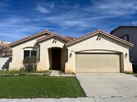 111 Manzanita Ln in Tehachapi, CA - Building Photo