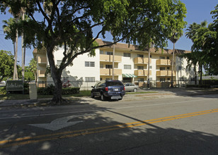 Holly House Apartments in North Miami, FL - Building Photo - Building Photo