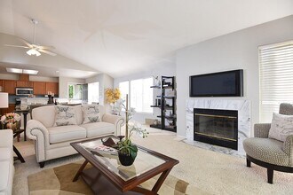 1711 Parkview Green Cir in San Jose, CA - Foto de edificio - Building Photo