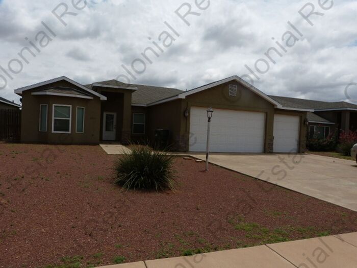1801 College Park Dr in Clovis, NM - Building Photo