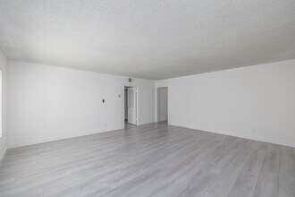 309 S Doheny Dr in Beverly Hills, CA - Building Photo - Interior Photo