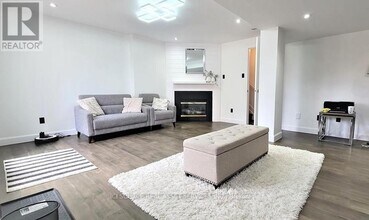 33 Tobermory Crescent in Ottawa, ON - Building Photo - Building Photo