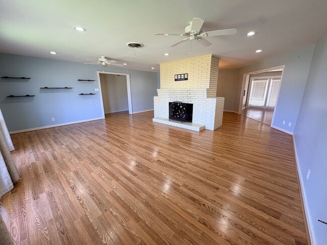 901 Fair Oaks Ln in Lake Charles, LA - Building Photo - Building Photo