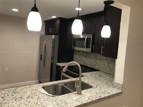 11237 SW 88th St in Miami, FL - Building Photo - Building Photo