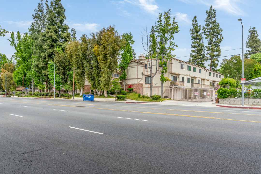 Balboa Townhomes in Van Nuys, CA - Building Photo