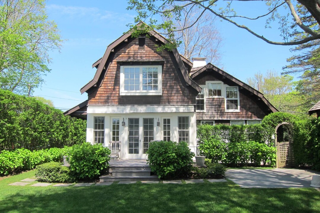 26 John St in Southampton, NY - Building Photo