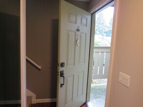 10037 NE 138th Pl in Kirkland, WA - Building Photo - Building Photo