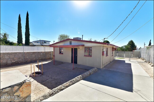 8058 Gilbert Dr in El Paso, TX - Building Photo - Building Photo