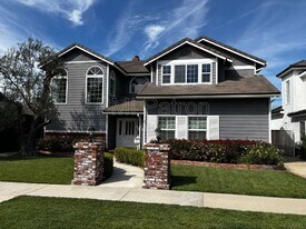 5147 E Los Flores St in Long Beach, CA - Building Photo