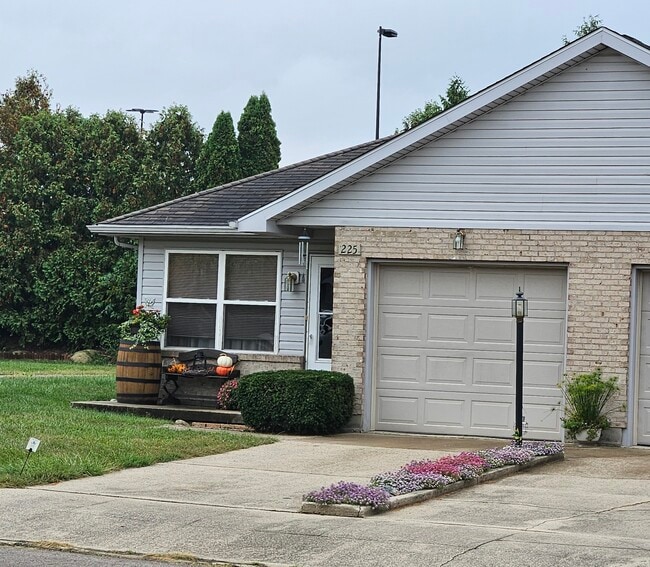 225 Delaware Crossing in Eaton, OH - Building Photo - Building Photo