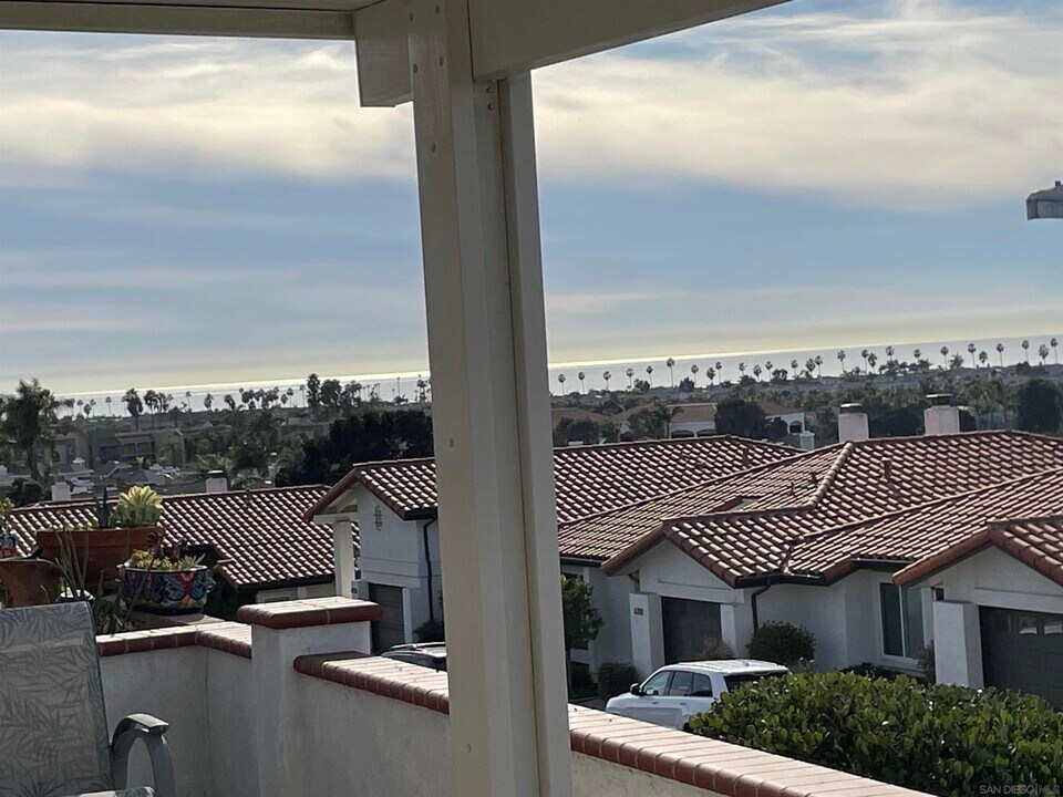 6745 Nepeta Way in Carlsbad, CA - Building Photo