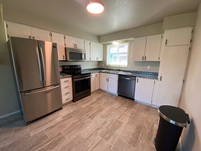 1103 Karluk St in Anchorage, AK - Building Photo - Building Photo