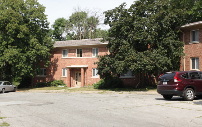 University Terrace Apartments in Des Moines, IA - Foto de edificio - Building Photo