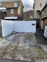 456 Woodlane Ave, Unit 2 in Midland, PA - Foto de edificio - Building Photo