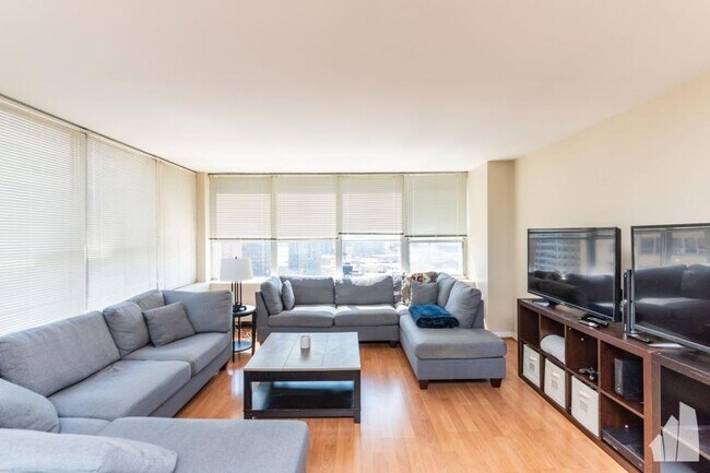 655 Irving in Chicago, IL - Building Photo - Building Photo