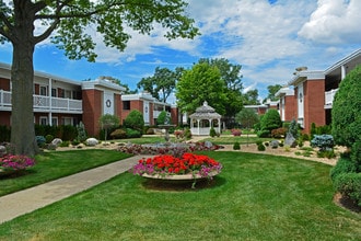 Brook Forest Apartments in Bensenville, IL - Foto de edificio - Building Photo
