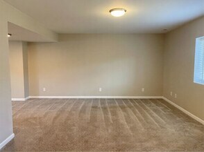 325 Carmel Woods Dr in Ellisville, MO - Building Photo - Building Photo