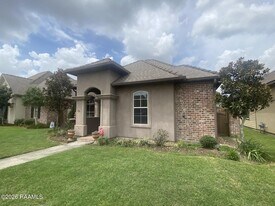 330 Dunvegan Ct in Lafayette, LA - Building Photo