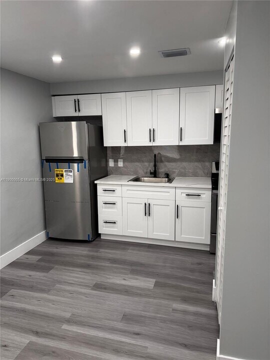 3033 NW 32nd St in Miami, FL - Building Photo