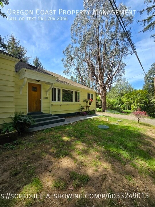 126 N Holiday Ln in Otis, OR - Building Photo