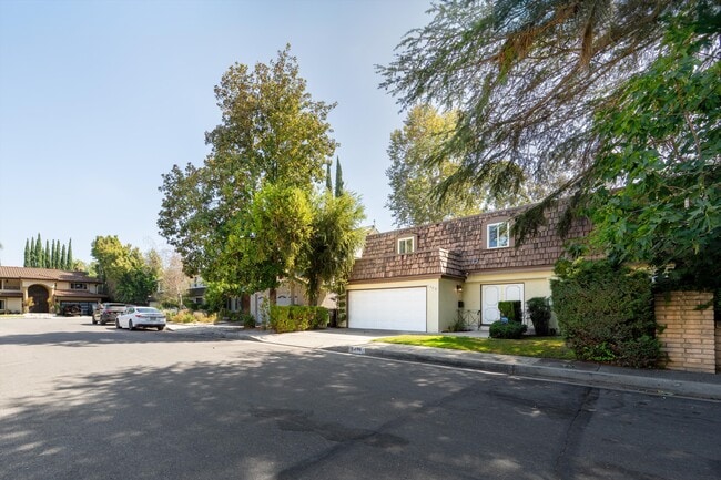 5400 Nagle Ave in Sherman Oaks, CA - Foto de edificio - Building Photo