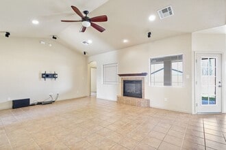 Spacious 4 Bedroom 2 Bath House near Restaurants in Alamogordo, NM - Building Photo - Building Photo