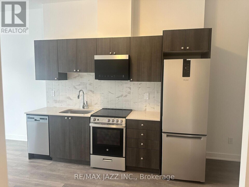 705 Davis Dr in Newmarket, ON - Building Photo