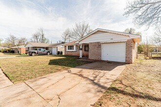 3300 Chetwood Dr in Del City, OK - Building Photo - Building Photo