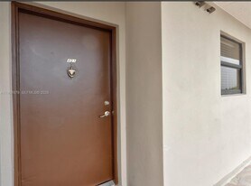 10155 NW 9th St Cir in Miami, FL - Building Photo