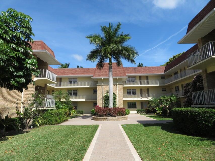 5580 Tamberlane Cir in Palm Beach Gardens, FL - Building Photo