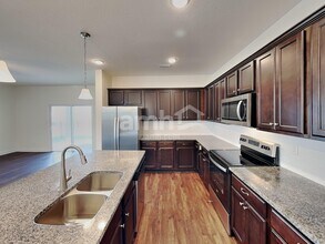 33944 Night Lily Dr in Zephyrhills, FL - Building Photo - Building Photo