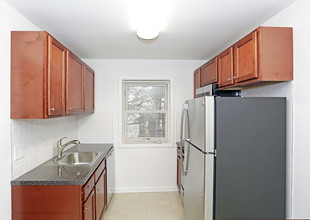 Karen Gardens in Bloomfield, NJ - Building Photo - Interior Photo