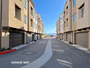 580 Via Chelsea Via in Camarillo, CA - Building Photo - Building Photo