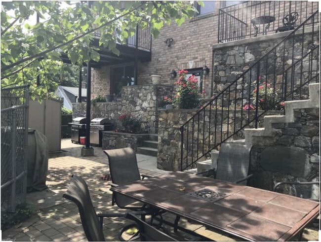 73 Edgewood Ave, Unit 2 in Yonkers, NY - Foto de edificio - Building Photo