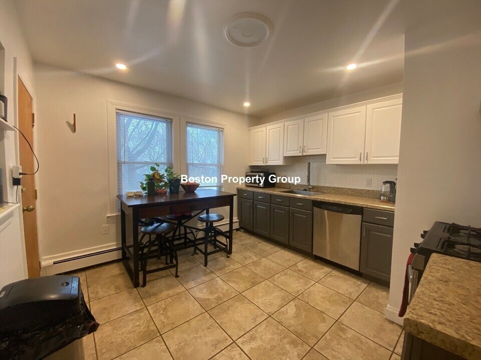 33 Oldfields Rd, Unit 4 in Boston, MA - Building Photo